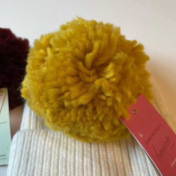 SOLD NWT Anthropologie Winter Hat Base INCLUDES 2 Interchangeable Poms - Picture 5 of 10